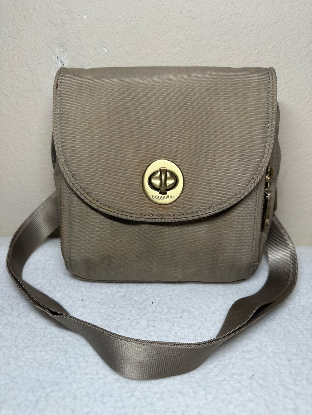 Baggallini Taupe Crossbody bag with Gold Accent 7 1/2 H x 8 1/2 W